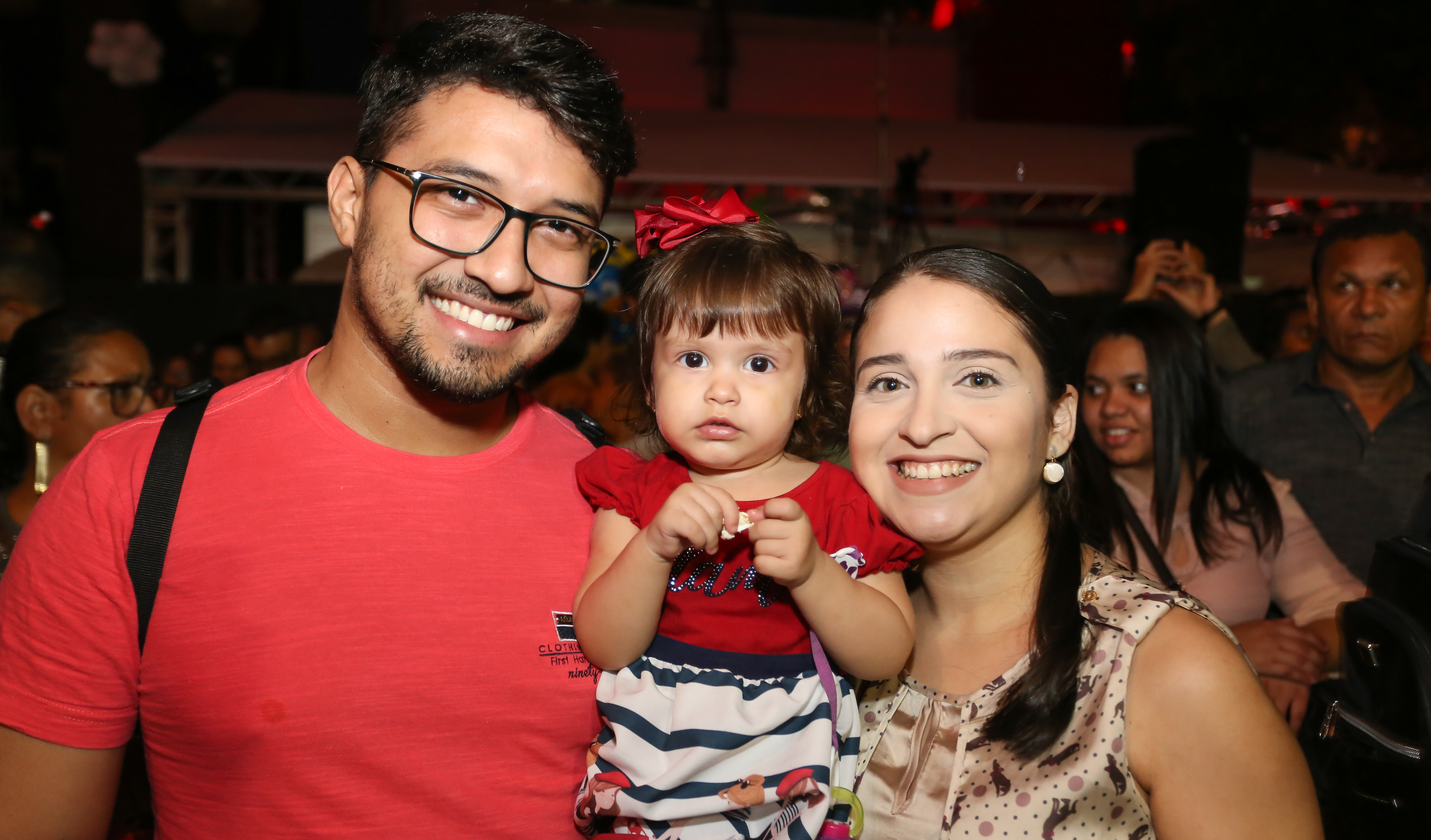 homem e mulher com uma criança no colo